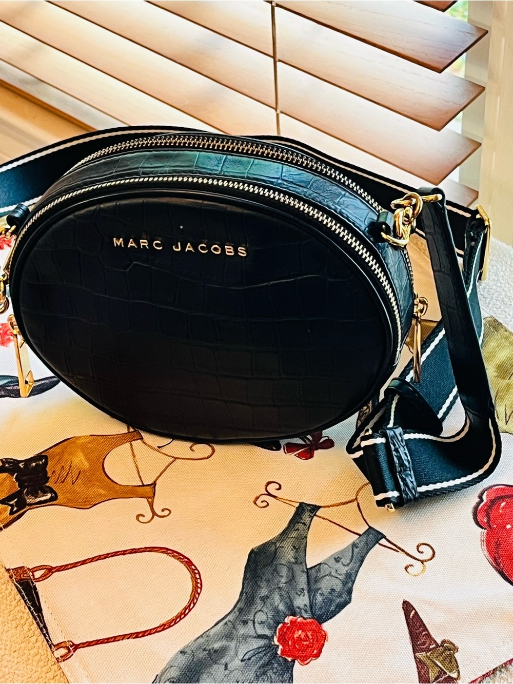 Marc Jacobs Black Rewind Croc-Embossed Oval Crossbody Bag w/Gold Hardware (EUC) - Picture 5 of 14
